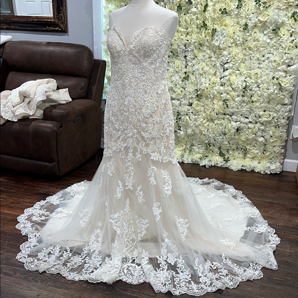 Elegant Lace Wedding Gown